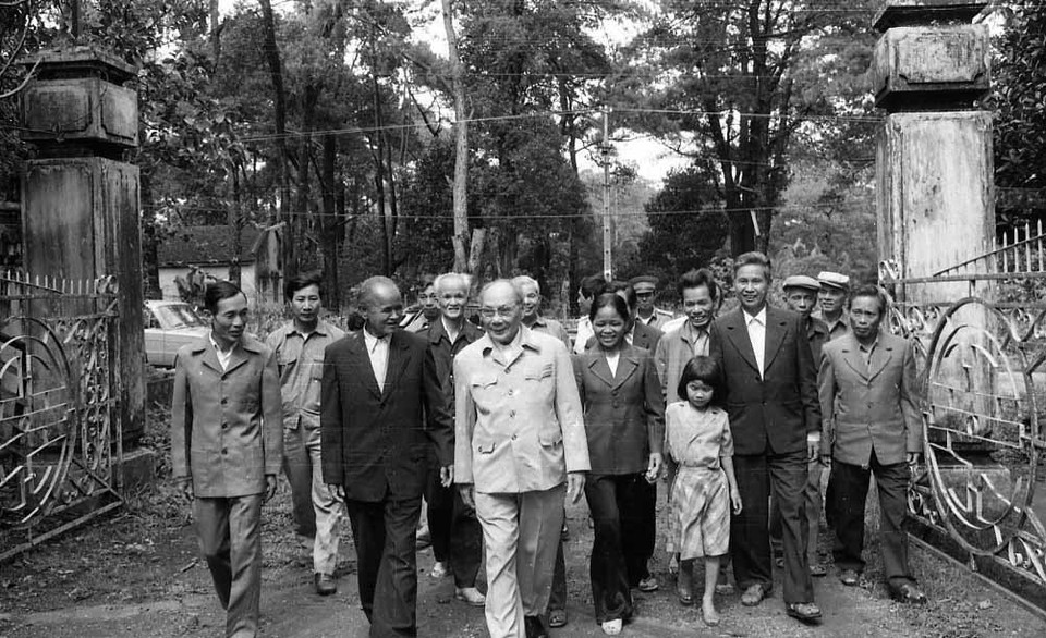 Chủ tịch Hội đồng Nhà nước Võ Chí Công gặp lại gia đình Anh hùng Núp trong chuyến thăm, làm việc tại tỉnh Gia Lai-Kon Tum từ ngày 1-5/6/1988. (Ảnh: Minh Điền/TTXVN)