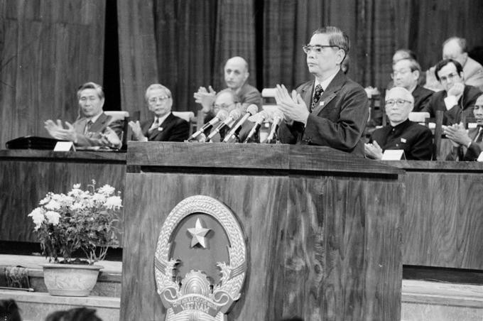 Phát biểu tại Đại hội VI sau khi được bầu làm Tổng Bí thư của Đảng, đồng chí Nguyễn Văn Linh nhấn mạnh Đại hội lần này đã đánh dấu bước chuyển quan trọng trong quá trình kế thừa và đổi mới sự lãnh đạo của Đảng. Ông cũng thể hiện quyết tâm: 'Không một trở lực nào có thể ngăn cản bước tiến của chúng ta về phía trước.' (Ảnh: TTXVN)