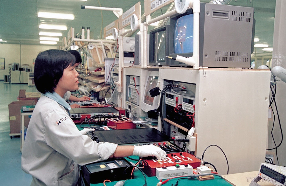 Luật Đầu tư nước ngoài tại Việt Nam được Quốc hội thông qua ngày 29/12/1987 là một 'quyết định lịch sử,' chính thức khai thông dòng vốn đầu tư trực tiếp nước ngoài (FDI) vào Việt Nam, tạo đà cho sự phát triển của kinh tế Việt Nam trong các giai đoạn khó khăn, đặt nền móng cho những thay đổi chính sách sau này, tạo nên các thành quả to lớn cho nền kinh tế Việt Nam hiện nay. Trong ảnh: Công ty TNHH Sơn TOA Việt Nam (Tập đoàn sơn TOA của Thái Lan) hiện diện tại thị trường Việt Nam khá sớm sau khi Luật Đầu tư nước ngoài có hiệu lực, kinh doanh và sản xuất trong các lĩnh vực sản xuất sơn và chất liệu phủ, hóa chất, hóa dầu, công nghệ sơn xe hơi… (Ảnh: TTXVN)