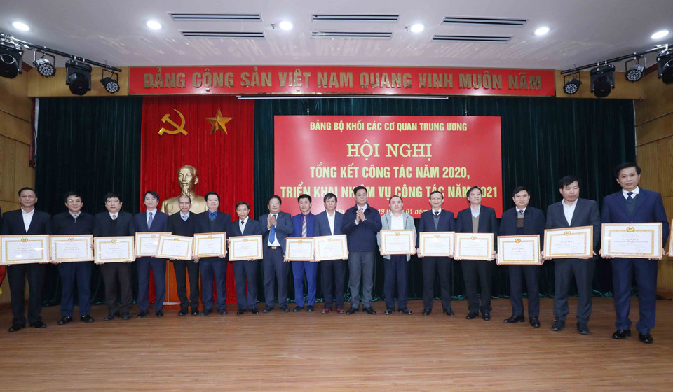 Tập thể có thành tích xuất sắc trong công tác tổ chức đại hội đảng bộ các cấp trong Đảng bộ Khối các cơ quan Trung ương nhiệm kỳ 2020-2025 nhận Bằng khen của Đảng bộ Khối. (Ảnh: Phương Hoa/TTXVN)