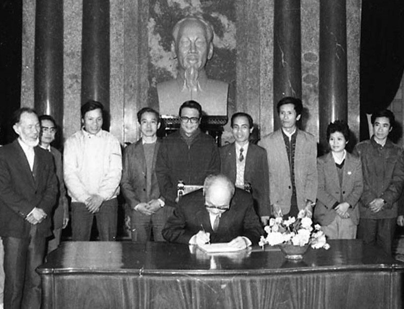 Ngày 27/1/1990, Chủ tịch Hội đồng Nhà nước Võ Chí Công ký Pháp lệnh về chất lượng hàng hóa. (Ảnh: Minh Điền/TTXVN)