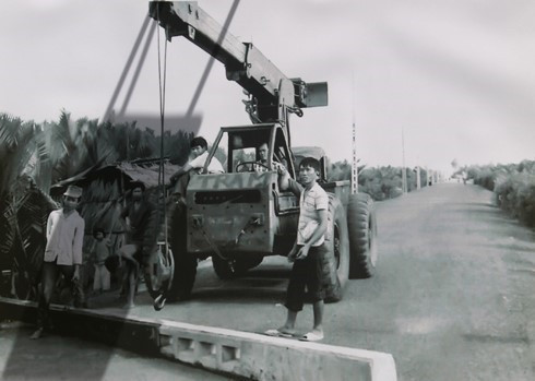 Kéo lưới điện quốc gia về huyện Cần Giờ (Thành phố Hồ Chí Minh), năm 1990. (Ảnh: Tư liệu/TTXVN phát)