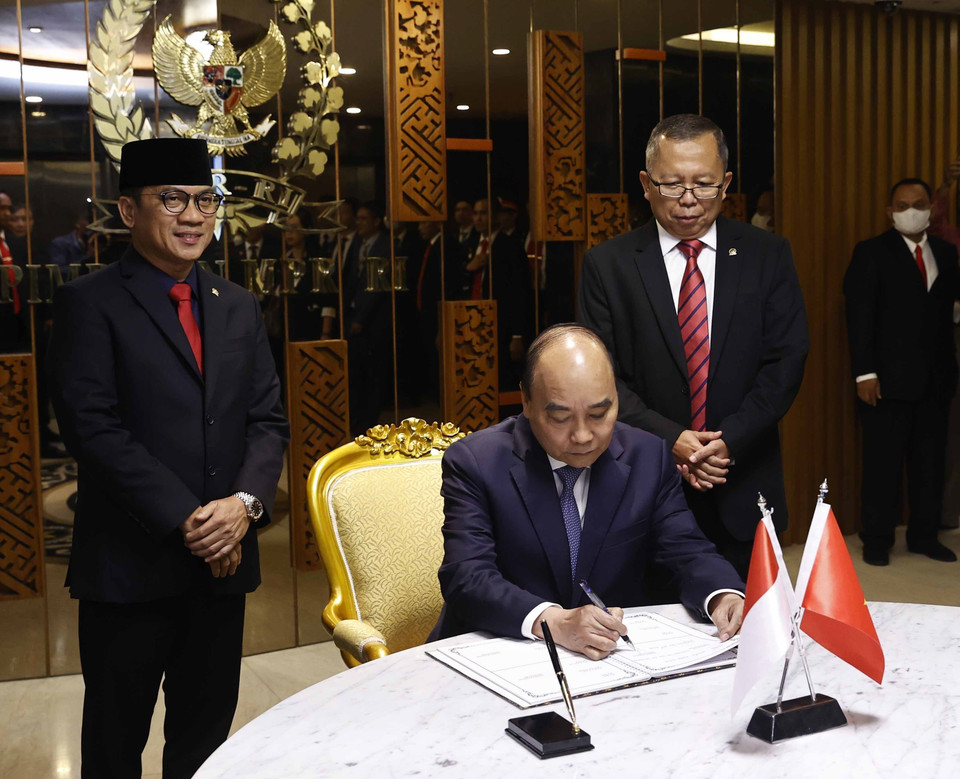 Chủ tịch nước Nguyễn Xuân Phúc ghi lưu bút. (Ảnh: Thống Nhất/TTXVN)