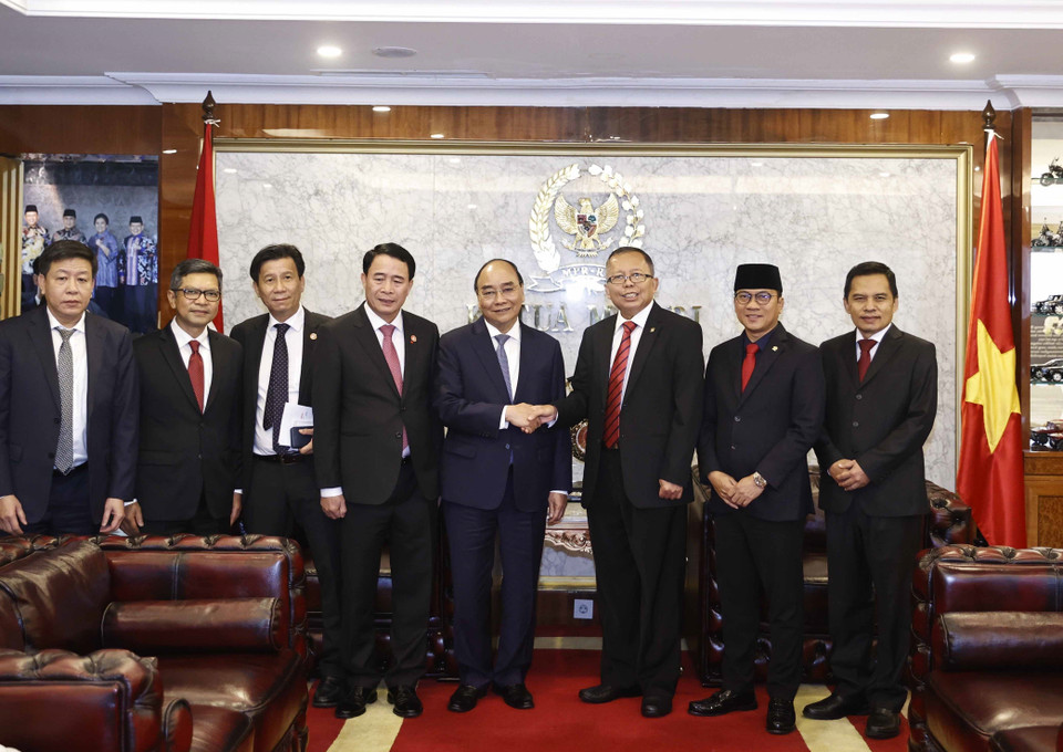 Chủ tịch nước Nguyễn Xuân Phúc với quyền Chủ tịch Lưỡng viện Indonesia Asrul Sani và các đại biểu. (Ảnh: Thống Nhất/TTXVN)
