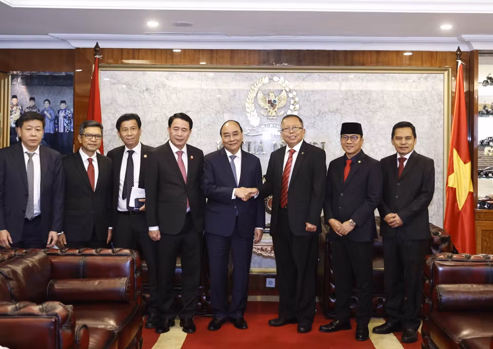 Chủ tịch nước Nguyễn Xuân Phúc với quyền Chủ tịch Lưỡng viện Indonesia Asrul Sani và các đại biểu. (Ảnh: Thống Nhất/TTXVN)