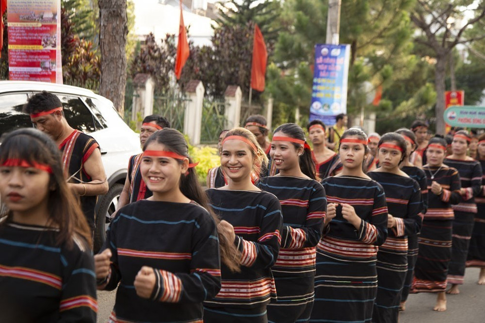 Những cô gái Jrai uyển chuyển trong từng điệu xoang làm say đắm lòng người. (Ảnh: Quang Thái/TTXVN)