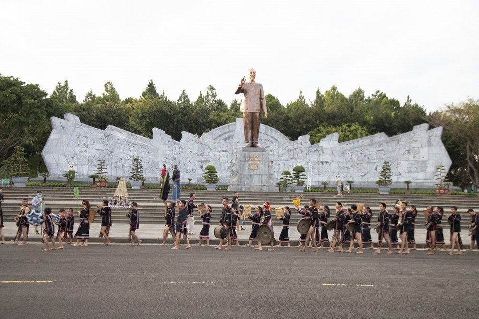 Chương trình biểu diễn cồng chiêng đường phố Pleiku năm 2022 thu hút đông đảo công chúng, du khách. (Ảnh: Quang Thái/TTXVN)