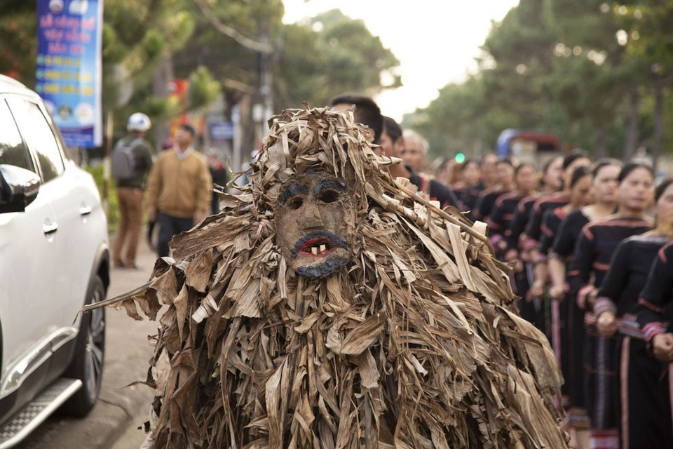 Pơtual - nhân vật đặt biệt thường làm trò trong các lễ hội của người đồng bào dân tộc thiểu số. (Ảnh: Quang Thái/TTXVN)