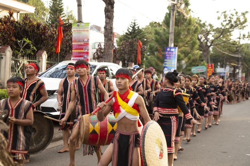 Biểu diễn cồng chiêng đường phố tại thành phố Pleiku với hơn 500 nghệ nhân tham gia. (Ảnh: Quang Thái/TTXVN)