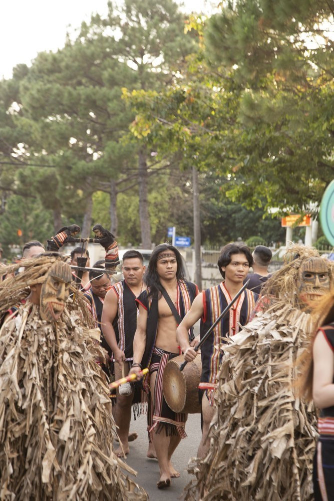 Những chàng trai Jrai mạnh mẽ cùng với các nhạc cụ cồng, chiêng. (Ảnh: Quang Thái/TTXVN)