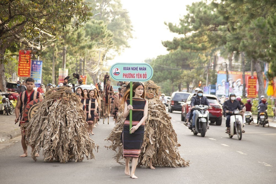 Biểu diễn cồng chiêng đường phố tại thành phố Pleiku với hơn 500 nghệ nhân tham gia. (Ảnh: Quang Thái/TTXVN)