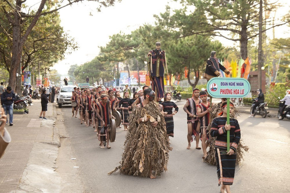 Biểu diễn cồng chiêng đường phố tại thành phố Pleiku. (Ảnh: Quang Thái/TTXVN)