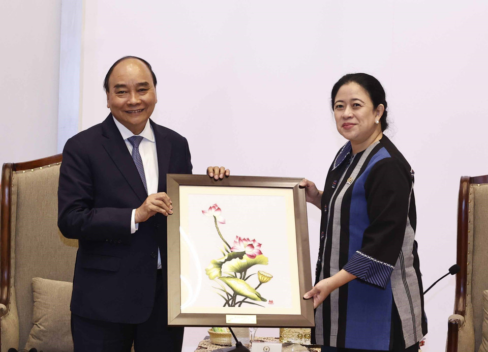 Chủ tịch nước Nguyễn Xuân Phúc tặng bức tranh lưu niệm cho Chủ tịch Hội đồng Đại biểu nhân dân Indonesia Puan Maharani. (Ảnh: Thống Nhất/TTXVN)