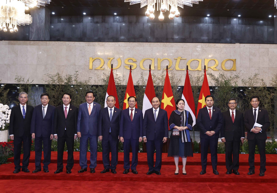 Chủ tịch nước Nguyễn Xuân Phúc cùng Chủ tịch Hội đồng Đại biểu nhân dân Indonesia Puan Maharani và các đại biểu. (Ảnh: Thống Nhất/TTXVN)