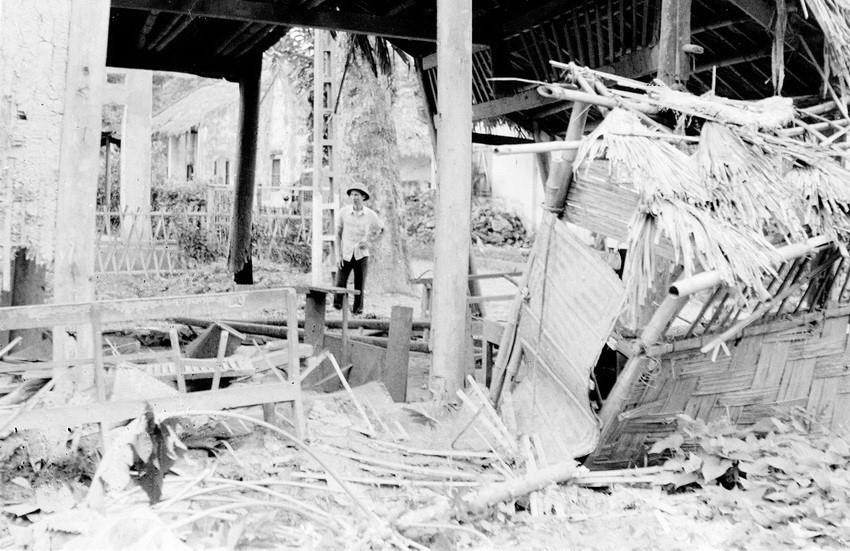 Cách đây 40 năm, rạng sáng 17/2/1979, toàn Đảng, toàn dân và toàn quân ta phải đương đầu với cuộc chiến tranh xâm lược trên toàn tuyến biên giới phía Bắc. Thực hiện Lệnh tổng động viên của Chủ tịch nước, quân và dân Việt Nam đã cầm súng, chiến đấu để bảo vệ từng tấc đất thiêng liêng của Tổ quốc. Trong ảnh: Ngôi nhà của anh Trần Văn Thịnh, phường Nguyễn Trãi, thị xã Hà Giang, tỉnh Hà Tuyên bị phá hủy hoàn toàn bởi đạn pháo của địch. (Ảnh: Long Sơn/TTXVN)