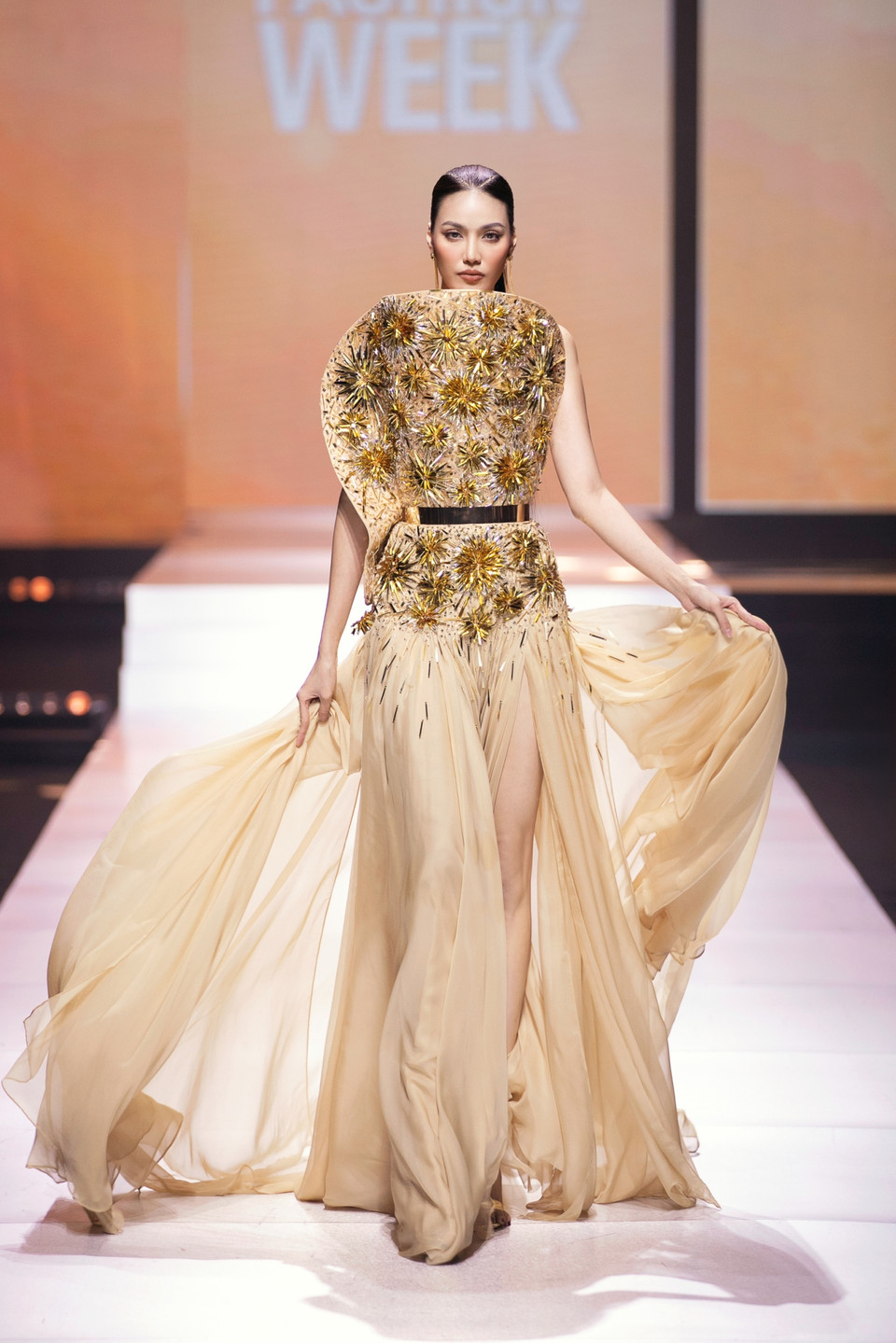 Kết lại màn trình diễn là thiết kế đặc biệt được người mẫu Lan Khuê trình diễn ở vị trí Vedette. Điểm nhấn của thiết kế nằm ở phần ngực áo nhô cao tạo hình vòng cung kết hợp những chi tiết được đính kết thủ công tỉ mỉ trở thành điểm sáng lan tỏa. (Ảnh: CTV/Vietnam+)