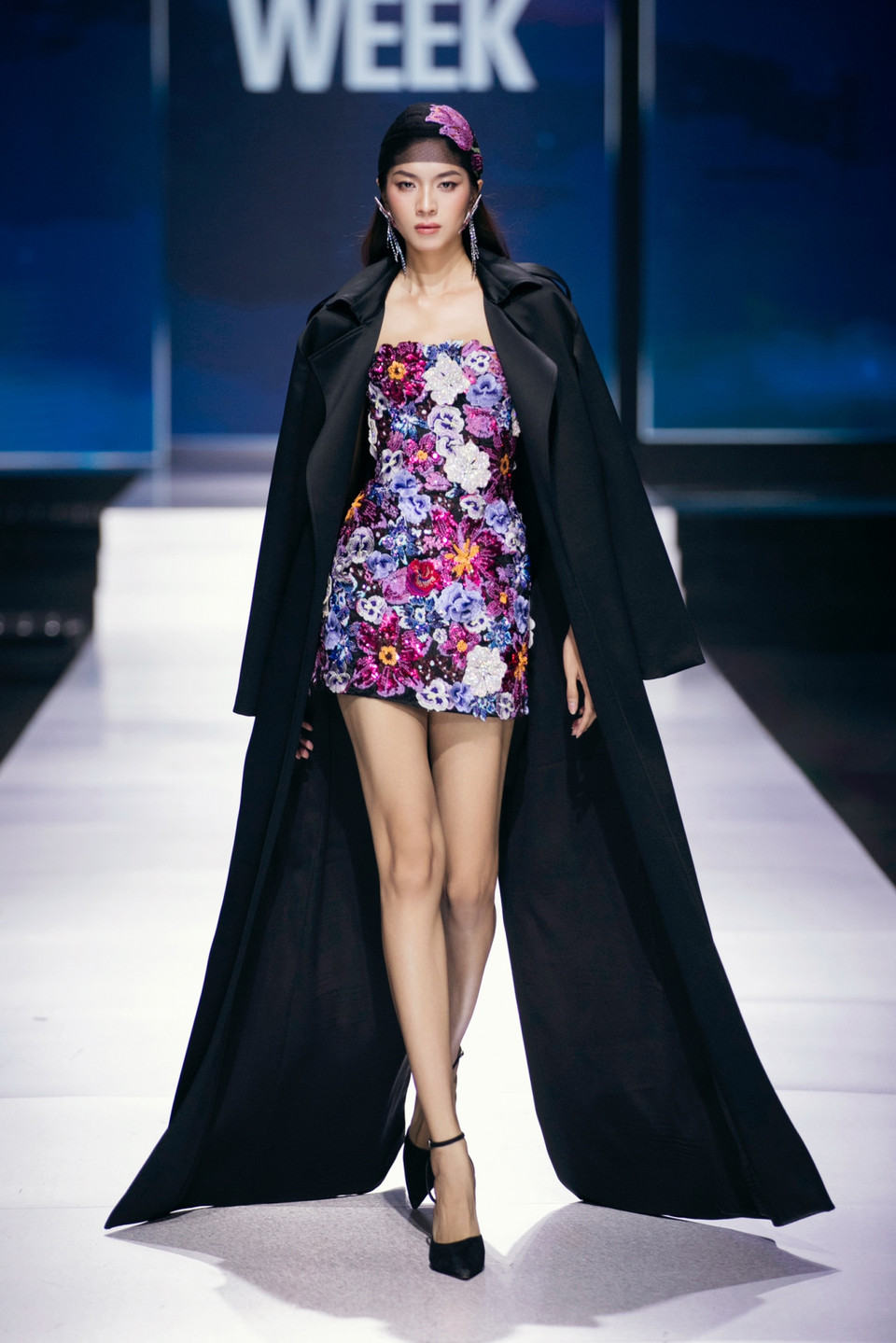 Những họa tiết cánh hoa được làm nổi trải dài như bất tận, tượng trưng cho khả năng phát triển vô hạn của người phụ nữ, thổi bùng niềm tin vào một tương lai tươi sáng. (Ảnh: CTV/Vietnam+)