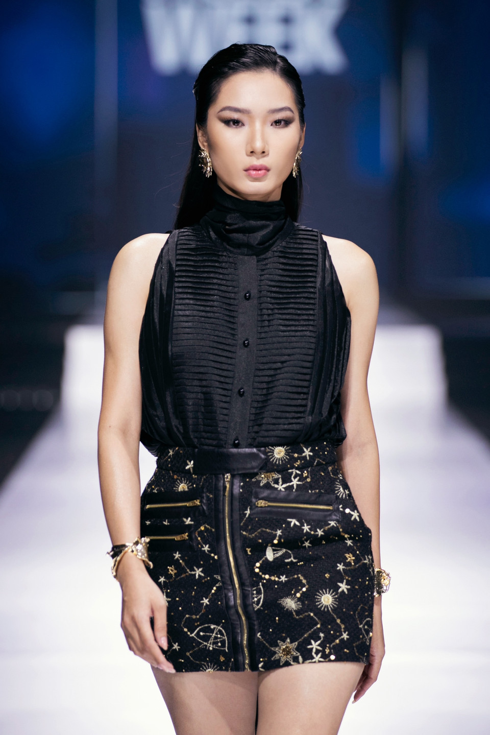 Những chất liệu như lụa cotton kết hợp voan mỏng đi kèm họa tiết đính đá tinh xảo được sử dụng một cách khéo léo, tôn lên vẻ đẹp gợi cảm, quyến rũ đầy tinh tế nhưng vẫn giữ được nét huyền bí. (Ảnh: CTV/Vietnam+)