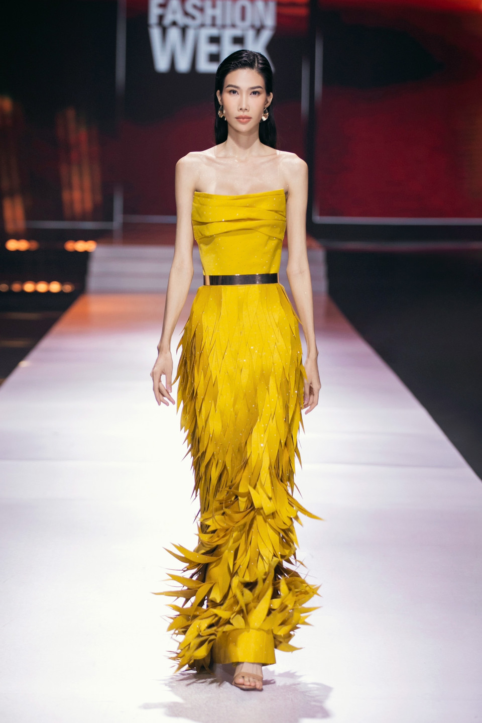 Bình minh trước là nhẹ nhàng, sau là chói sáng rực rỡ. Với họa tiết đính kết 3D được lồng ghép trên nền vải màu gold như hình ảnh người phụ nữ vẫn luôn rực rỡ dù trong hoàn cảnh nào. (Ảnh: CTV/Vietnam+)