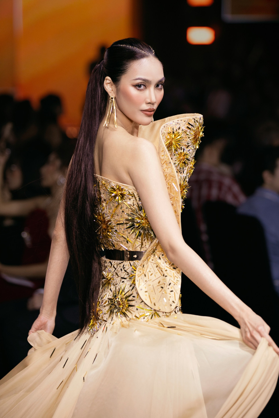 Nếu phần thân váy được chiết eo giúp định hình đường cong hoàn mỹ của người phụ nữ thì ở phần tà váy, với chất liệu voan mỏng tạo cảm giác bay bổng nhẹ nhàng trong gió theo từng bước sải chân. (Ảnh: CTV/Vietnam+)