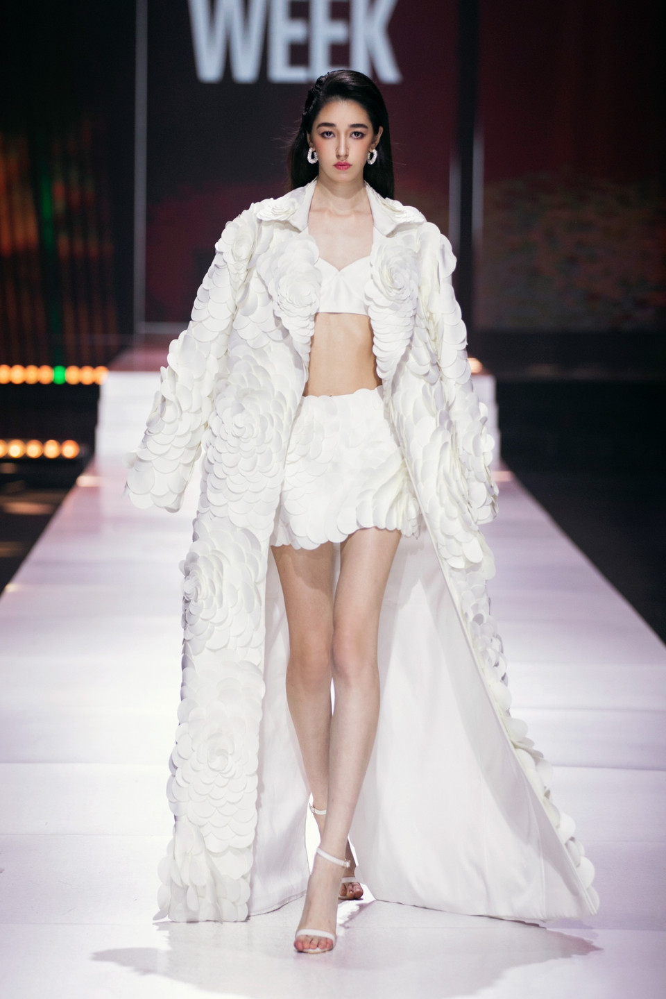 “Aurora” gợi nhớ về khoảnh khắc chuyển giao từ màn đêm huyền bí nơi người phụ nữ phải vùng vẫy thoát ra khỏi màn đêm tối ấy và tiến về phía ánh sáng. (Ảnh: CTV/Vietnam+)