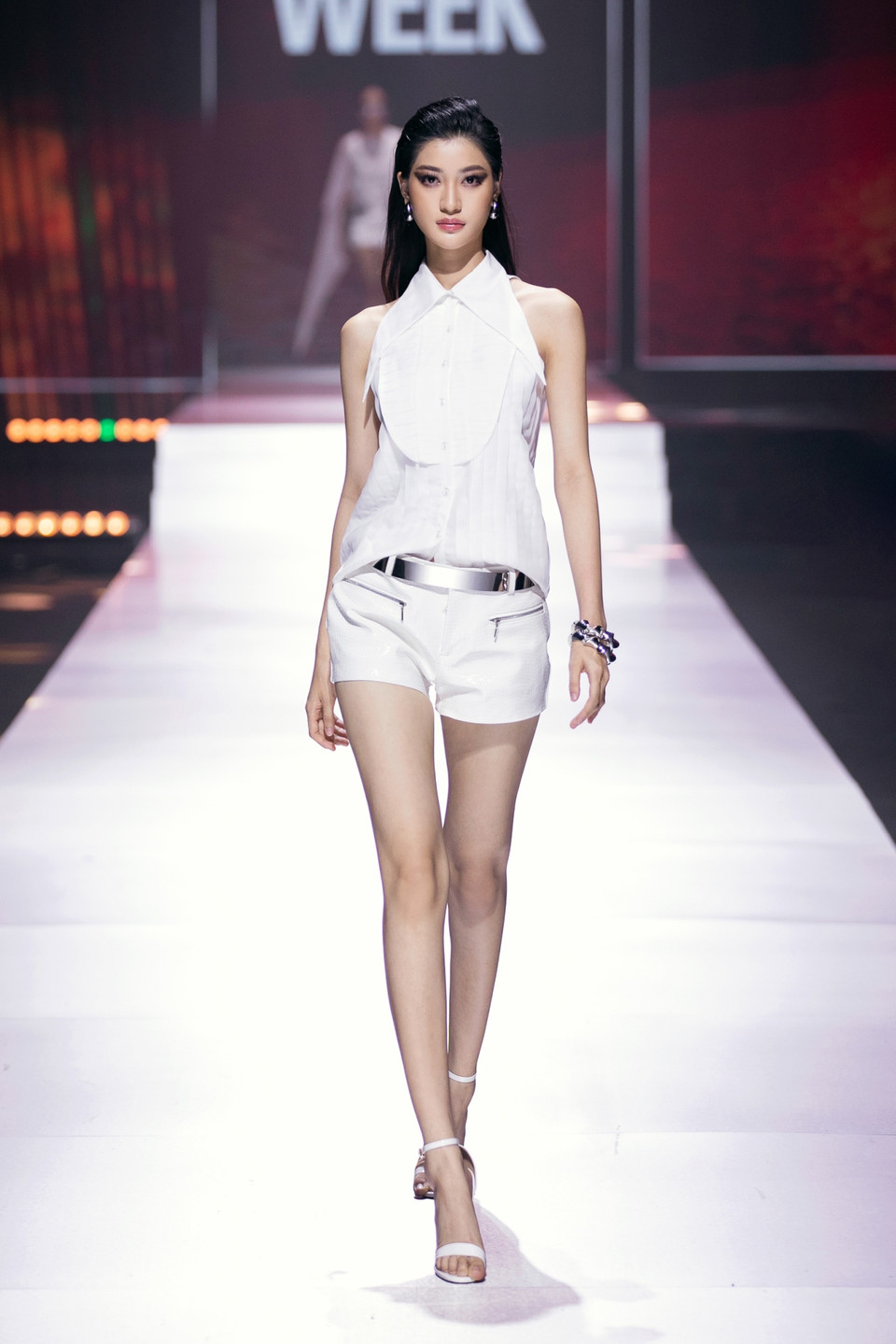 Bộ sưu tập mở đầu với tông màu đen chủ đạo và kết thúc với gam màu trắng và gold. (Ảnh: CTV/Vietnam+)