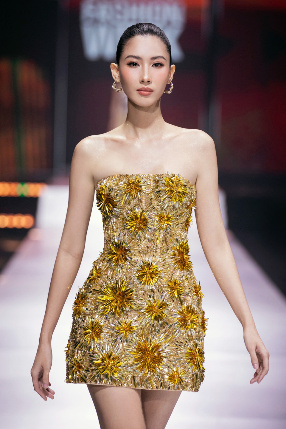 Những mẫu thiết kế đến từ bộ sưu tập “Aurora” là sự cân bằng và hòa quyện giữa hai thái cực đối lập – vẻ đẹp bí ẩn của màn đêm và sự dịu dàng đến rực rỡ của ánh bình minh, tạo nên hiệu ứng thị giác độc đáo và sáng tạo. (Ảnh: CTV/Vietnam+)