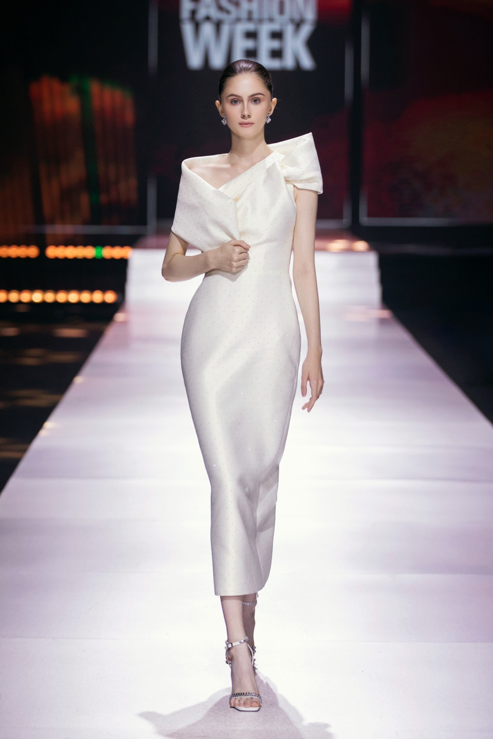 Ở phần cuối, bộ sưu tập lấy tông màu trắng và gold là chủ đạo, biểu tượng cho bình minh mới tràn đầy hy vọng. (Ảnh: CTV/Vietnam+)