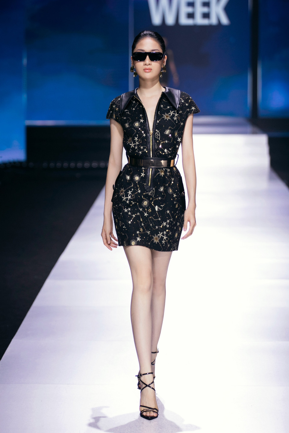 Phần đầu của bộ sưu tập “Aurora” đã mang đến sàn diễn những thiết kế mang tông màu đen chủ đạo, gợi nhớ về màn đêm huyền ảo, bí ẩn và vô định. (Ảnh: CTV/Vietnam+)