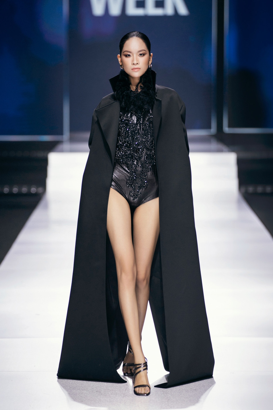 Bộ sưu tập “lăng xê” vẻ đẹp quyến rũ, pha chút ma mị và bí ẩn của người phụ nữ hiện đại. (Ảnh: CTV/Vietnam+)