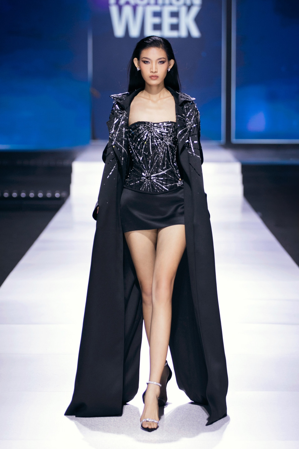 Nhà sáng lập thương hiệu thời trang bày tỏ: “Hy vọng bộ sưu tập sẽ thể hiện được tinh thần của một Việt Nam đã vượt qua khó khăn hậu COVID-19, vượt qua giai đoạn khủng hoảng kinh tế và tới 2024 đang mở ra tương lai tươi sáng. Bên cạnh đó, bộ sưu tập cũng thể hiện được DNA của thương hiệu chúng tôi, đó là người phụ nữ đẹp ngay cả khi khó khăn lẫn những lúc thành công.” (Ảnh: CTV/Vietnam+)