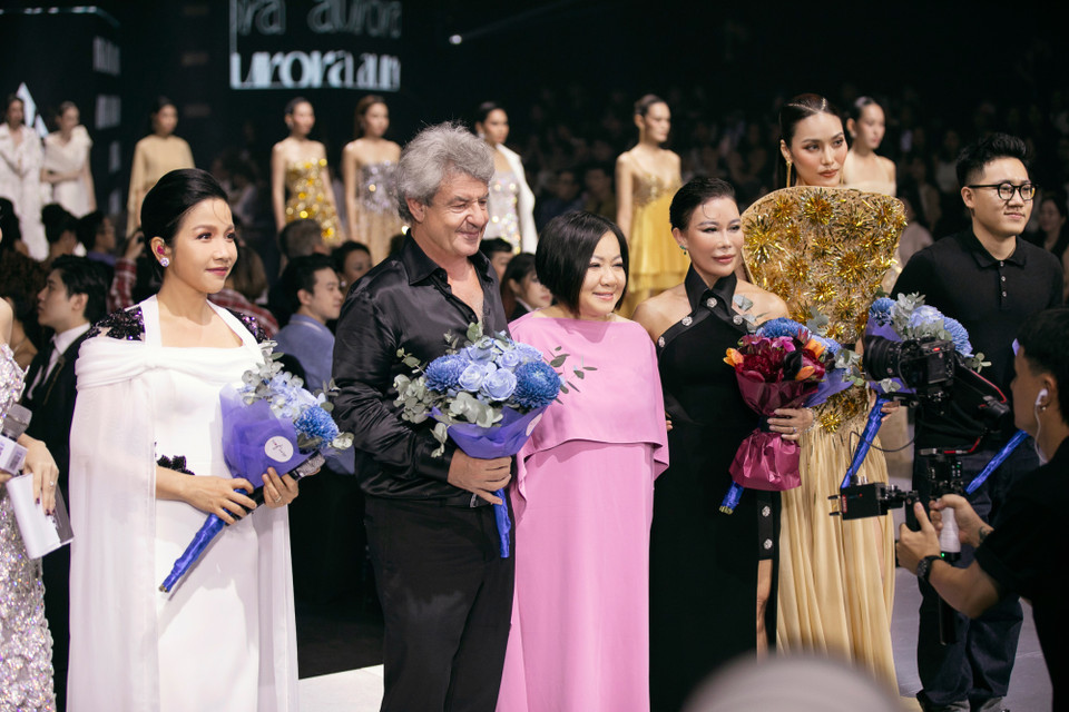 Bộ sưu tập “Aurora” của nhà mốt thuần Việt Mr Crazy &amp; Lady Sexy với các thiết kế độc đáo, được lấy cảm hứng sự tương phản đầy mê hoặc giữa khoảnh khắc giao thoa ngày và đêm. (Ảnh: CTV/Vietnam+)