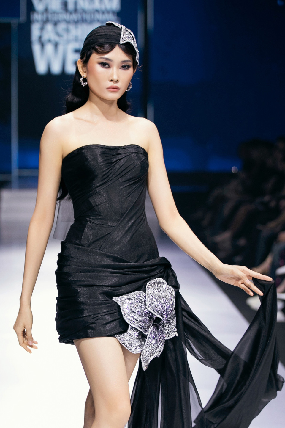 Họa tiết hoa loa kèn nổi bật trên nền vải lụa mềm mại, nhẹ tênh được chọn lựa kỹ càng, tô vẽ nên nét thanh lịch nhẹ nhàng, mang lại cảm giác tươi mới. (Ảnh: CTV/Vietnam+)