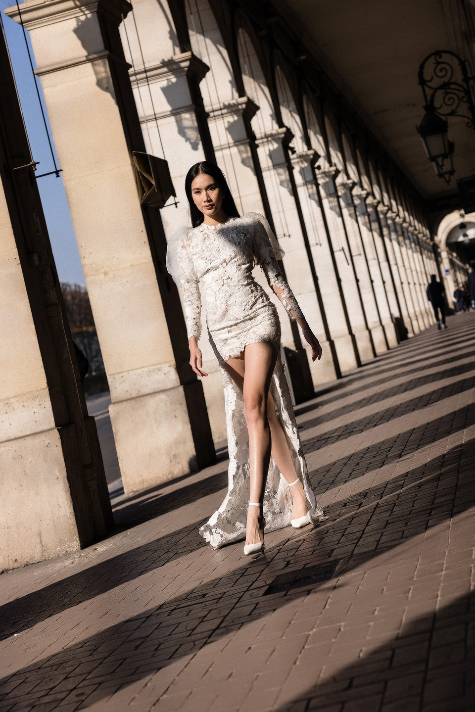 Esparta là một thiết kế mini-dress với điểm nhấn phần đuôi váy kéo dài, tạo sự bất đối xứng độc đáo với đường cắt phía trước của chiếc váy. Lấy cảm hứng từ hoa cỏ mùa Xuân sống động, chiếc váy được may đo tinh xảo từ chất liệu tuyn cao cấp, cách điệu với phần tay áo bồng bềnh mang hơi hướng cổ điển. (Ảnh: CTV/Vietnam+)