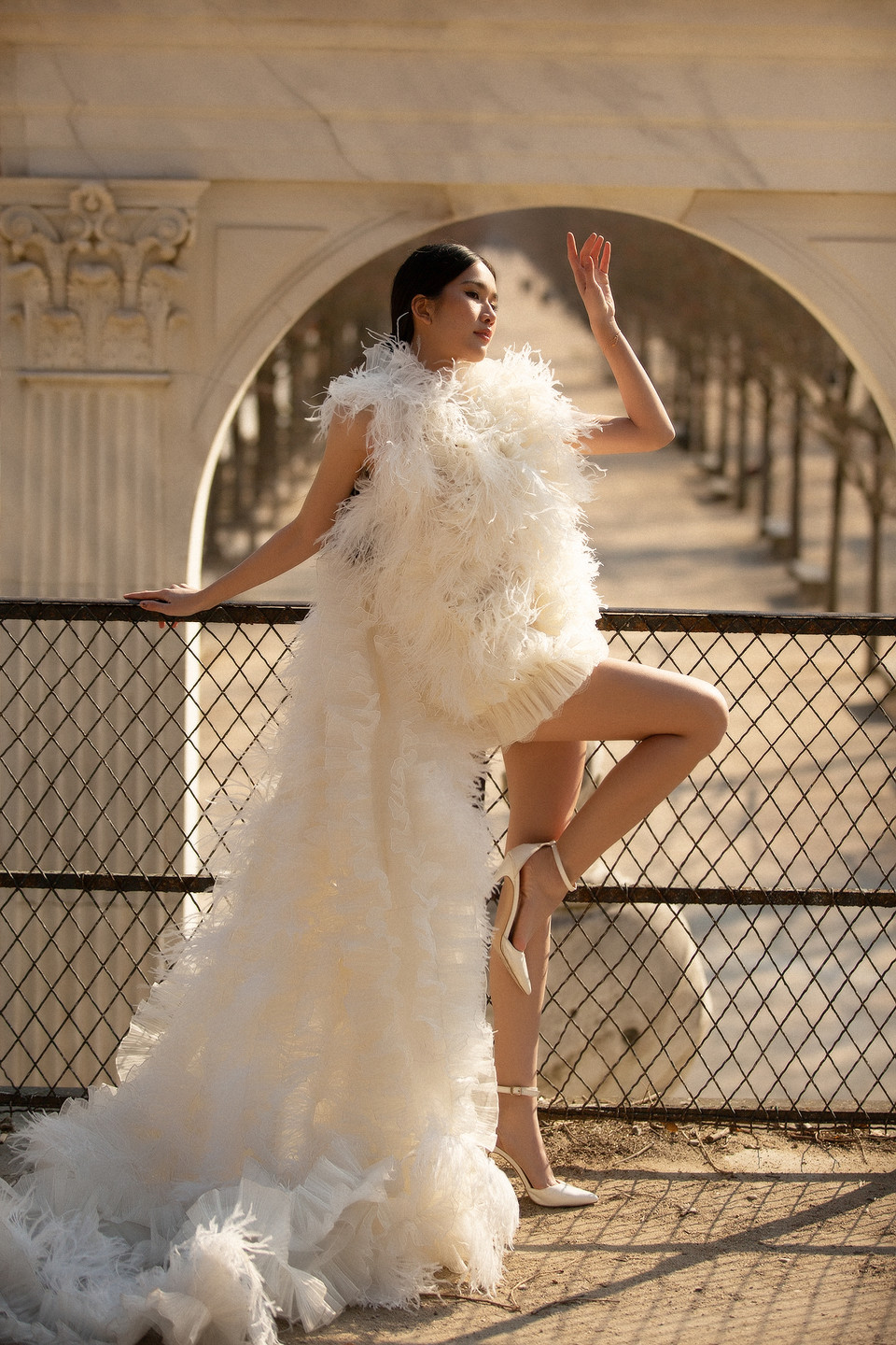 22-68 là thiết kế màu trắng nằm trong bộ sưu tập, mang đến cho người mặc diện mạo độc đáo, khác biệt. (Ảnh: CTV/Vietnam+)