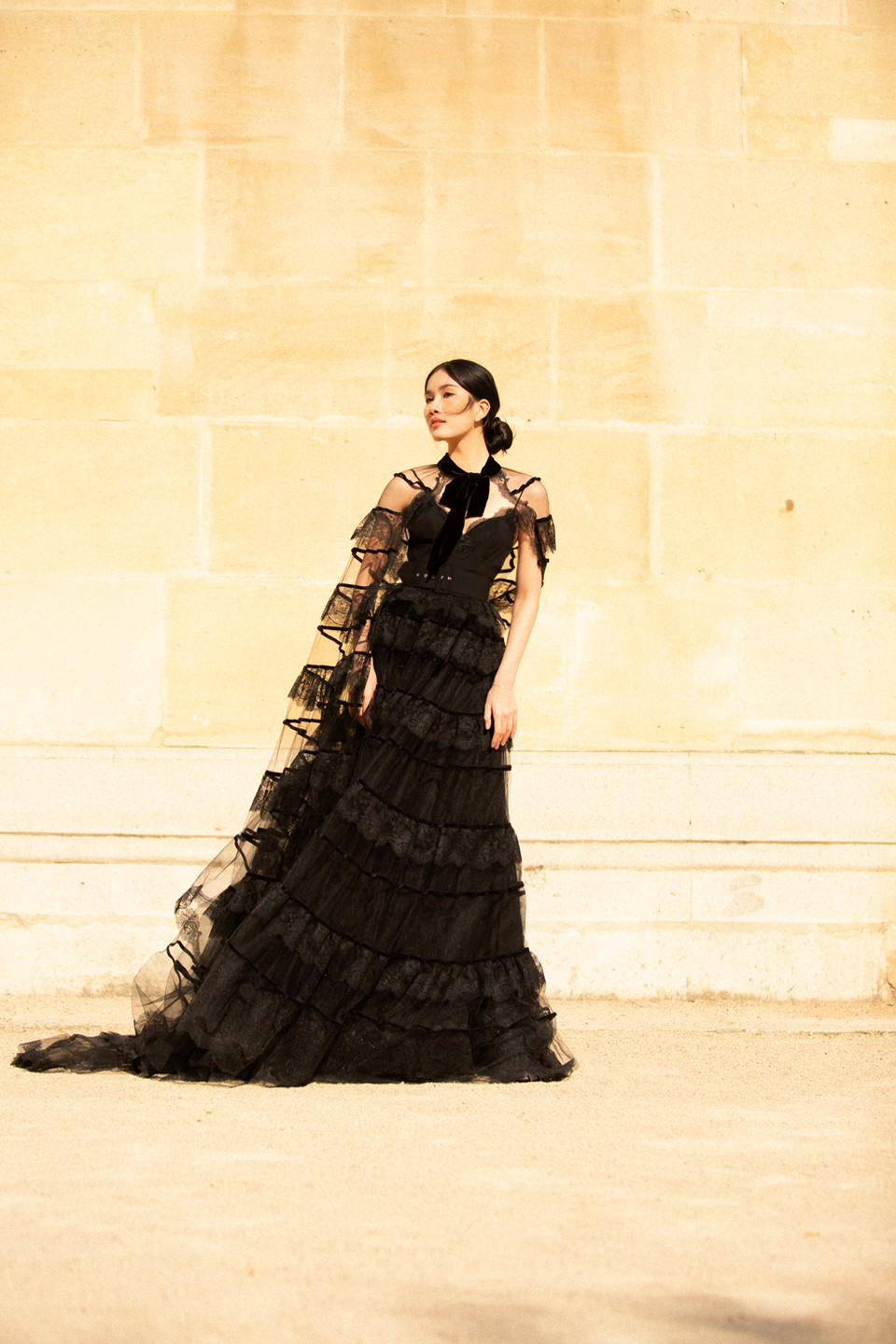 Thiết kế 22-67 mang đến ánh nhìn sang trọng và quý phái cho người mặc với dáng váy chữ A. (Ảnh: CTV/Vietnam+)