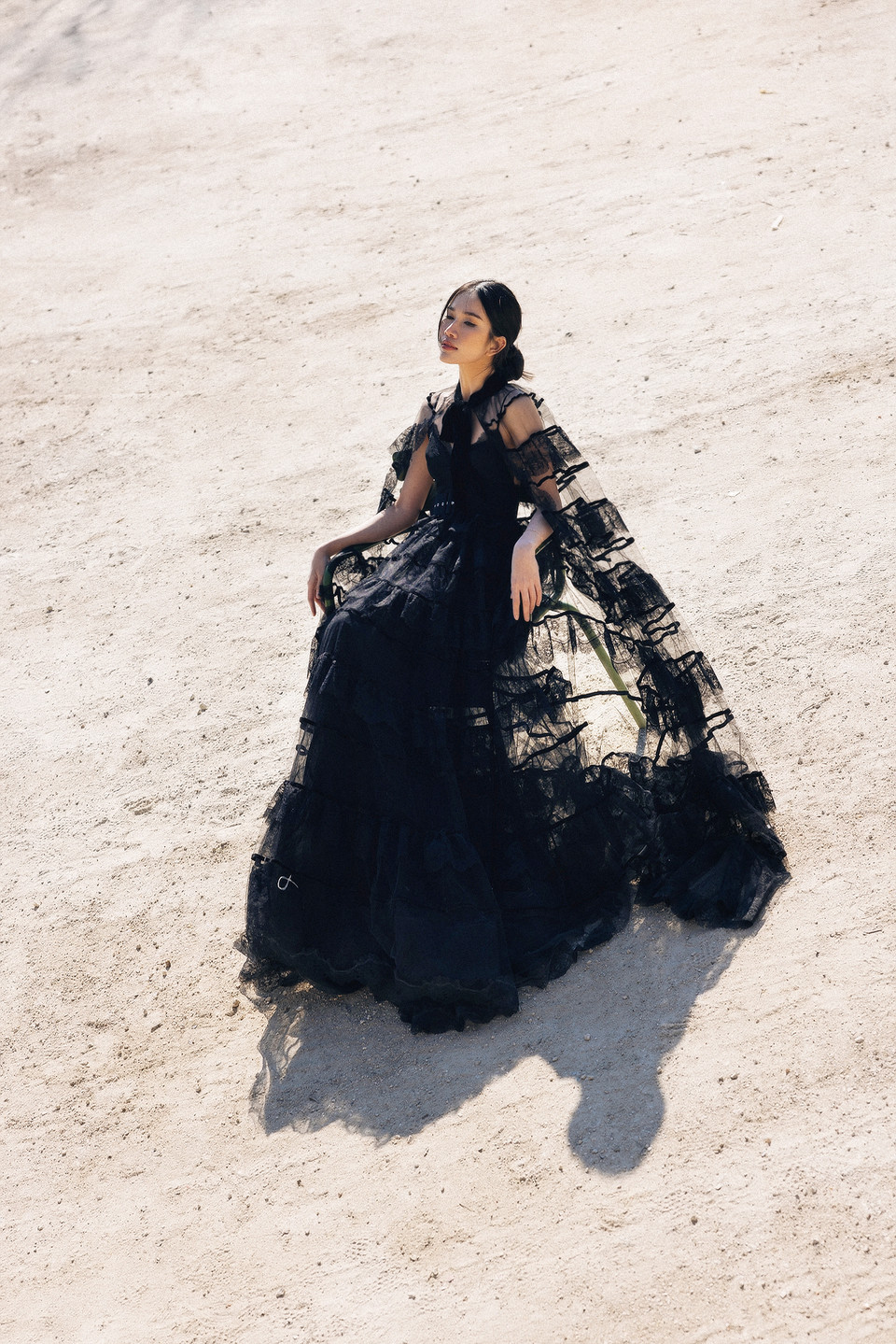 Điểm chung của các thiết kế trong bộ sưu tập này là đều có phần tà dài tha thướt. (Ảnh: CTV/Vietnam+)