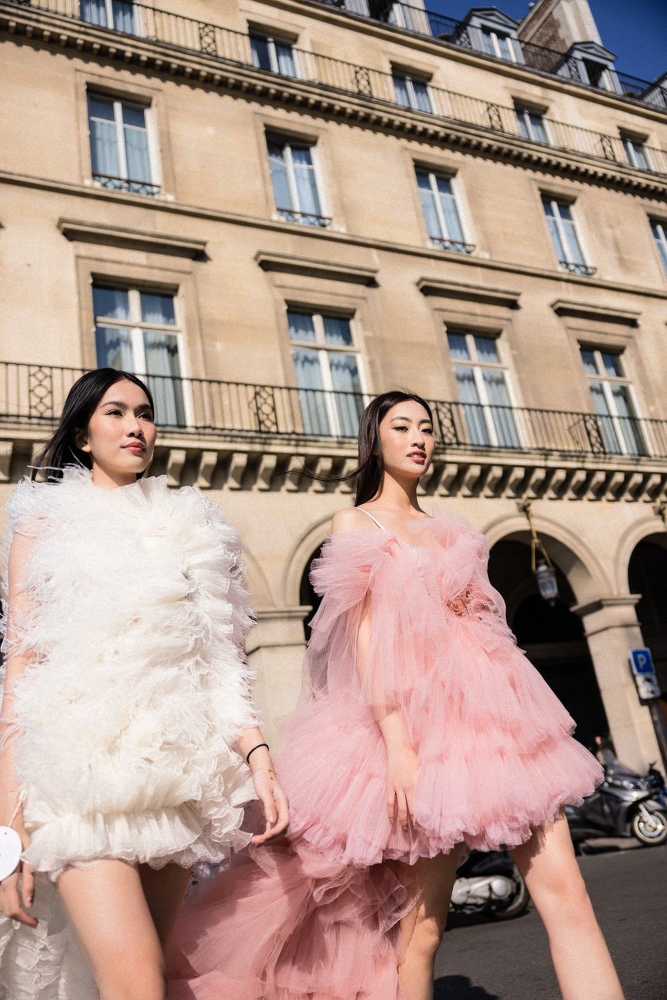 Là những gương mặt đắt giá của làng thời trang Việt, Hoa hậu Lương Thùy Linh và Á hậu Phạm Ngọc Phương Anh được YolanCris lựa chọn hợp tác thực hiện hình ảnh cho bộ sưu tập FW22 của nhà mốt. (Ảnh: CTV/Vietnam+)