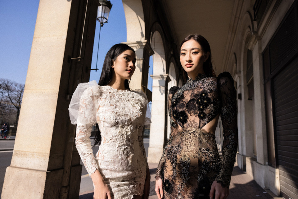 Sau khi trở về từ Paris Fashion Week 2022, Hoa hậu Lương Thùy Linh và Á hậu Phương Anh tiếp tục trình làng loạt ảnh dạo phố Paris trong những thiết kế lung linh từ nhà mốt cao cấp Pháp YolanCris. (Ảnh: CTV/Vietnam+)