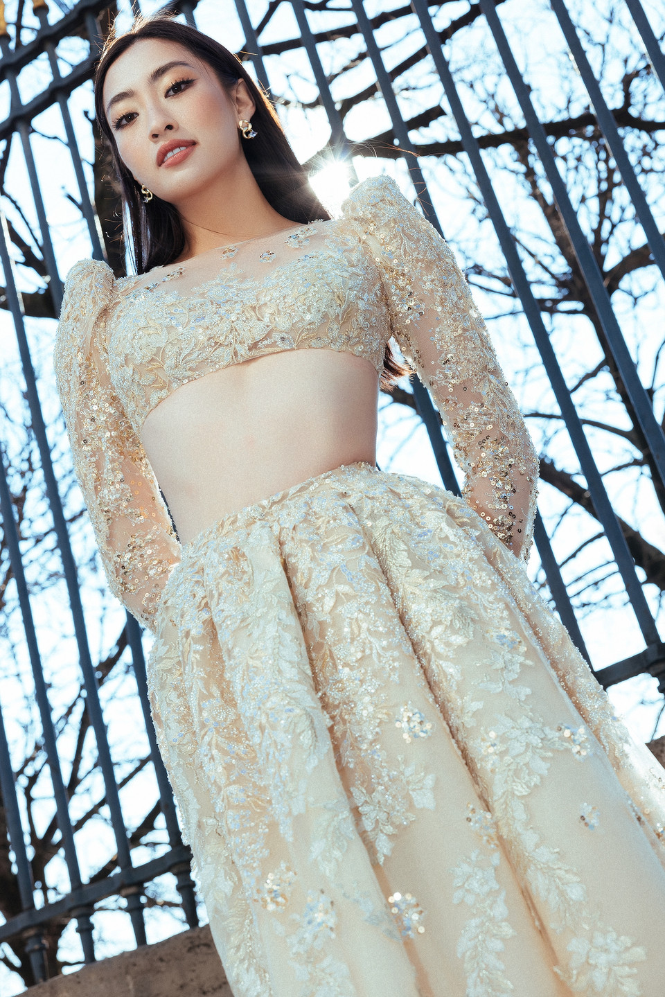 22-79 là thiết kế bao gồm phần áo ngắn ôm gọn lấy cơ thể người mặc và chân váy chữ A. (Ảnh: CTV/Vietnam+)