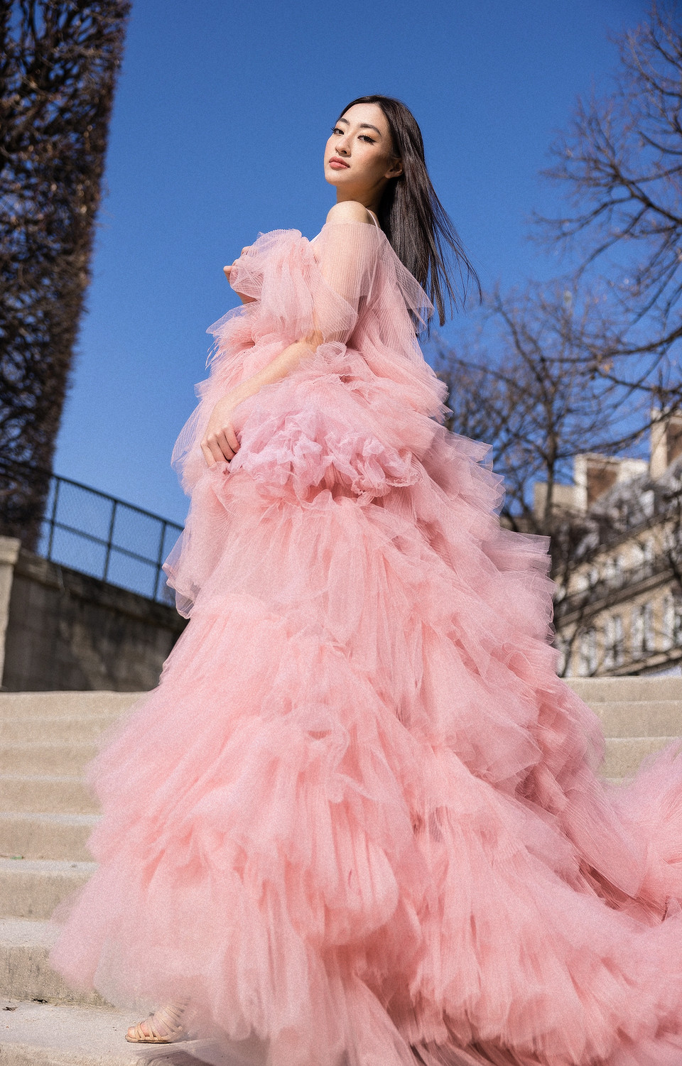 Chiếc váy ngắn ở phía trước tương phản với phần đuôi dài ở phía sau... (Ảnh: CTV/Vietnam+)