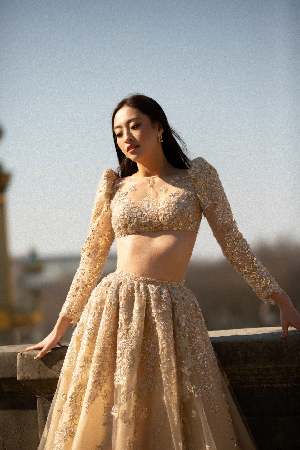 Bộ trang phục quyến rũ được làm bằng vải tuyn vàng champagne, kết cườm, thêu đính tỉ mỉ, tạo hiệu ứng xuyên thấu với chất liệu tulle cao cấp, mang đến cho nàng hậu gen Z diện mạo trẻ trung, năng động. (Ảnh: CTV/Vietnam+)