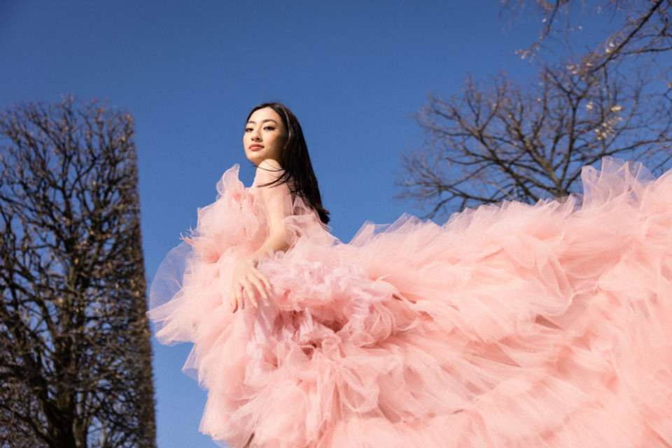 Được làm bằng vải tuyn màu hồng phấn, đây là một trong những thiết kế ấn tượng nhất trong bộ sưu tập. (Ảnh: CTV/Vietnam+)