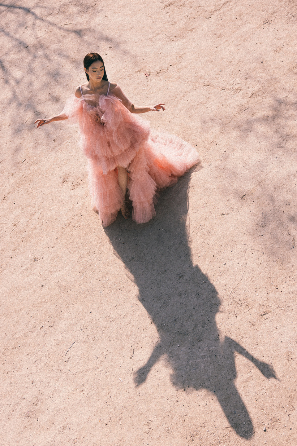 ...cùng chi tiết hoa trung tâm và vạt áo ren kiểu Pháp với đường viền sa tanh. (Ảnh: CTV/Vietnam+)