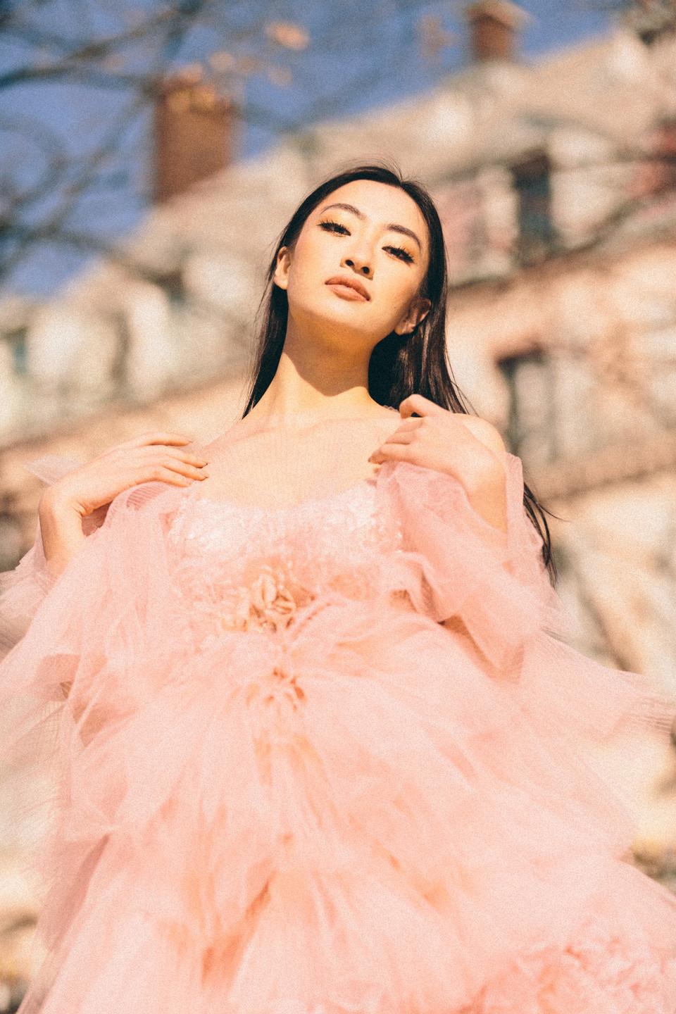 Hoa hậu Lương Thùy Linh thực sự ấn tượng trong thiết kế bằng vải tuyn màu hồng phấn này. (Ảnh: CTV/Vietnam+)