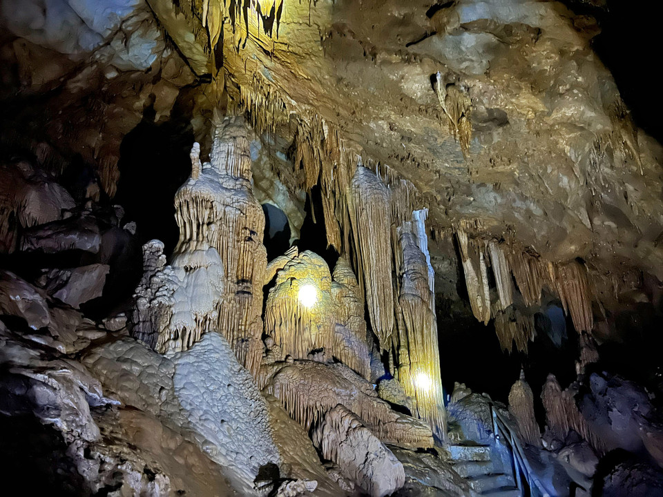 Các nhà khoa học công nhận động Nam Sơn đẹp và hấp dẫn nhất trong quần thể các hang động được phát hiện tại Khu bảo tồn thiên nhiên Ngọc Sơn-Ngổ Luông. Động Nam Sơn có chiều dài 455 mét, chia thành 3 ngăn. (Ảnh: Mai Mai/Vietnam+)