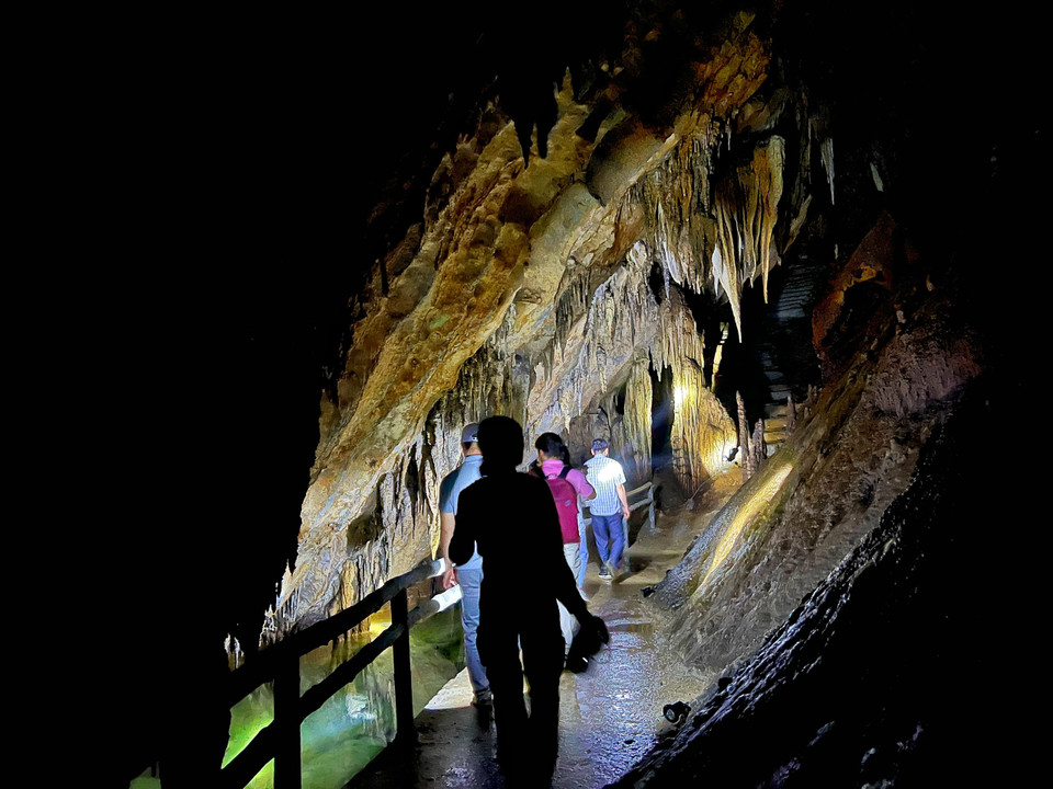 Mặc dù đã được xếp hạng di tích quốc gia và đưa vào khai thác du lịch, chính quyền địa phương đã đầu tư tu bổ đường đi bộ vào động và hệ thống điện chiếu sáng bên trong động nhưng do điều kiện ẩm ướt trong lòng hang nên hiện hệ thống chiếu sáng đang bị trục trặc. Du khách vào tham quan phải tự trang bị theo đèn pin. (Ảnh: Mai Mai/Vietnam+)
