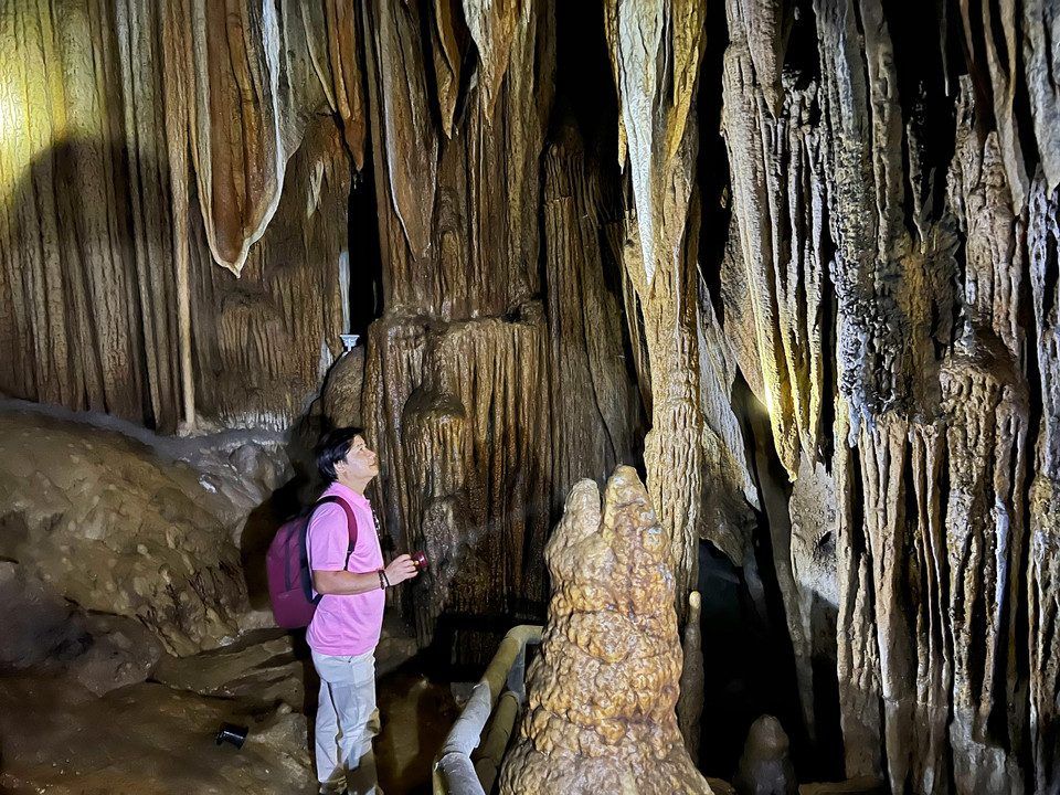 Cửa động chỉ cao chừng 1 mét nhưng bước chân vào trong là cả một thế giới hoàn toàn khác biệt, mát mẻ và huyền bí.(Ảnh: Mai Mai/Vietnam+)
