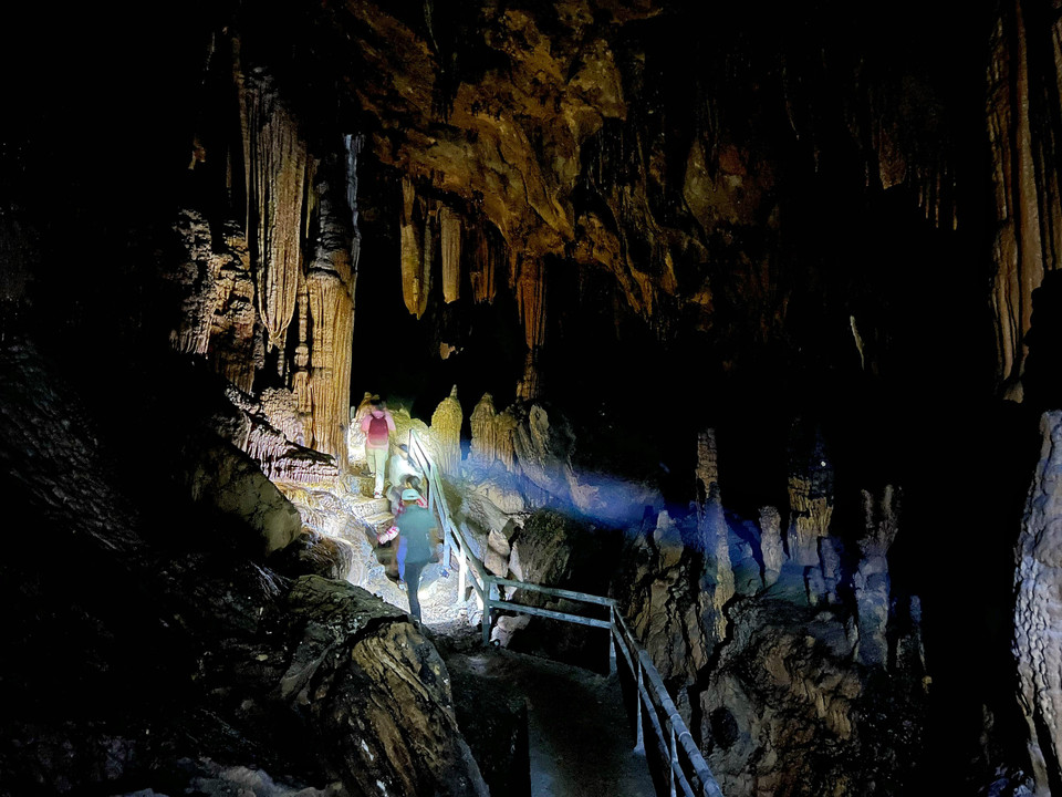 Động nằm trong hệ sinh thái của khu vực rừng đệm vườn Quốc gia Cúc Phương và Khu Bảo tồn Thiên nhiên Ngọc Sơn-Ngổ Luông, được công nhận di tích thắng cảnh quốc gia vào năm 2008. (Ảnh: Mai Mai/Vietnam+)