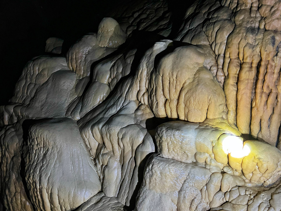 Nhũ đá như những thửa ruộng bậc thang uốn lượn. (Ảnh: Mai Mai/Vietnam+)